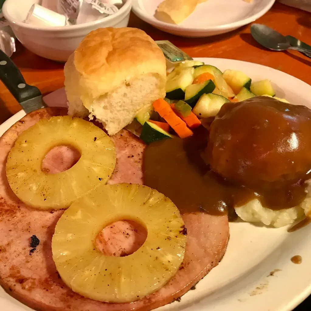 7. Baked Ham With Pineapple Rings for Special Occasions (Image Credits: Flickr)