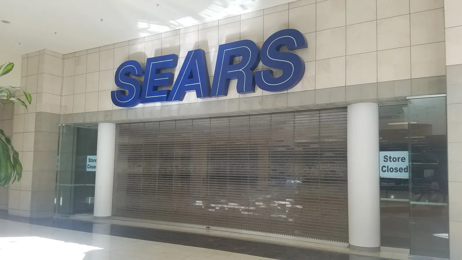 1. Sears: The Once-Mighty Giant on Life Support (Image Credits: Wikimedia)
