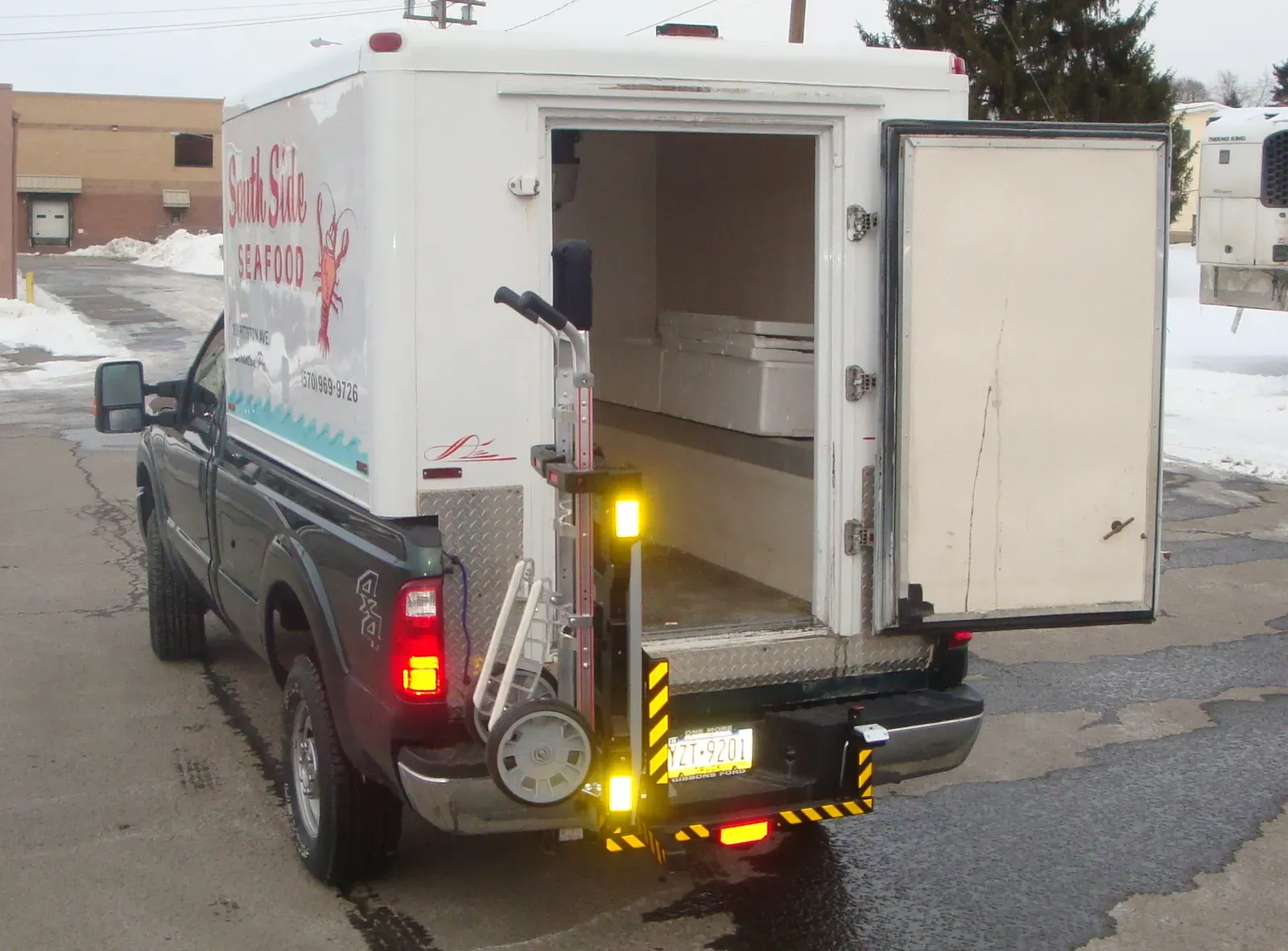 The Thursday Delivery Schedule That Haunts Monday Diners (Image Credits: Wikimedia)