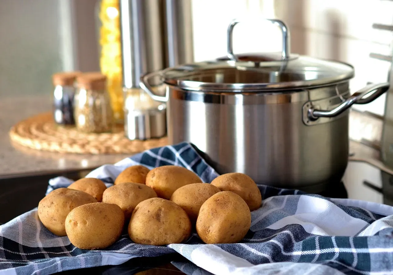 7. Potatoes: The Ultimate Comfort Food That Costs Almost Nothing (Image Credits: Pixabay)