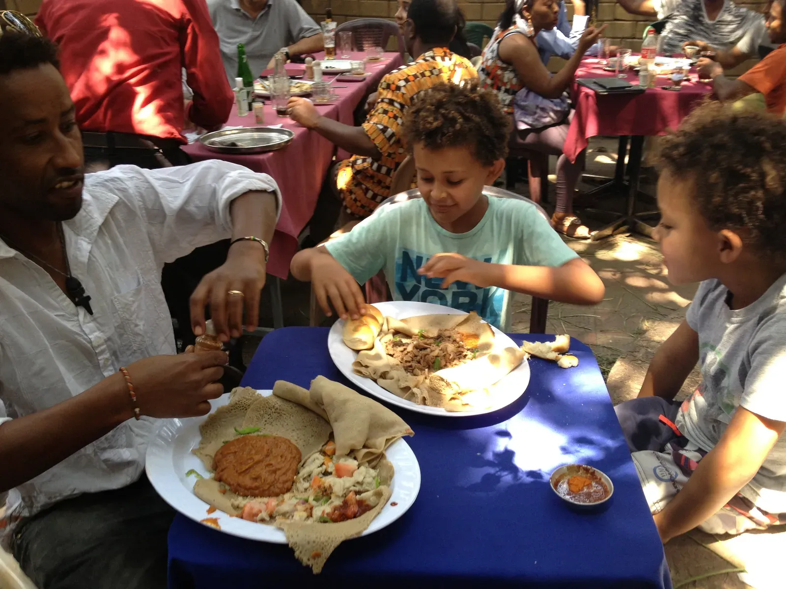 Ethiopia: Communal Hand Eating With Injera (Image Credits: Wikimedia)