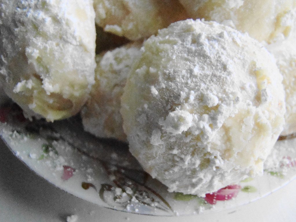 Russian Tea Cakes: Powdered Sugar Perfection (Image Credits: Flickr)