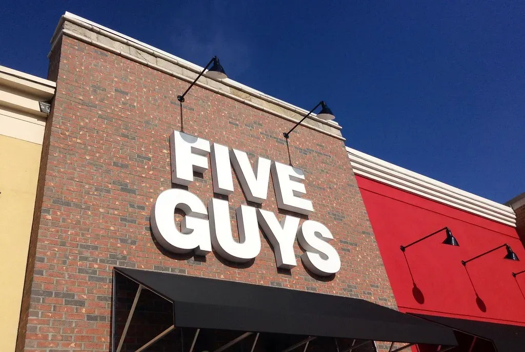 4. Five Guys: Peanut Shells on the Floor, Spotless Everywhere Else (Image Credits: Flickr)