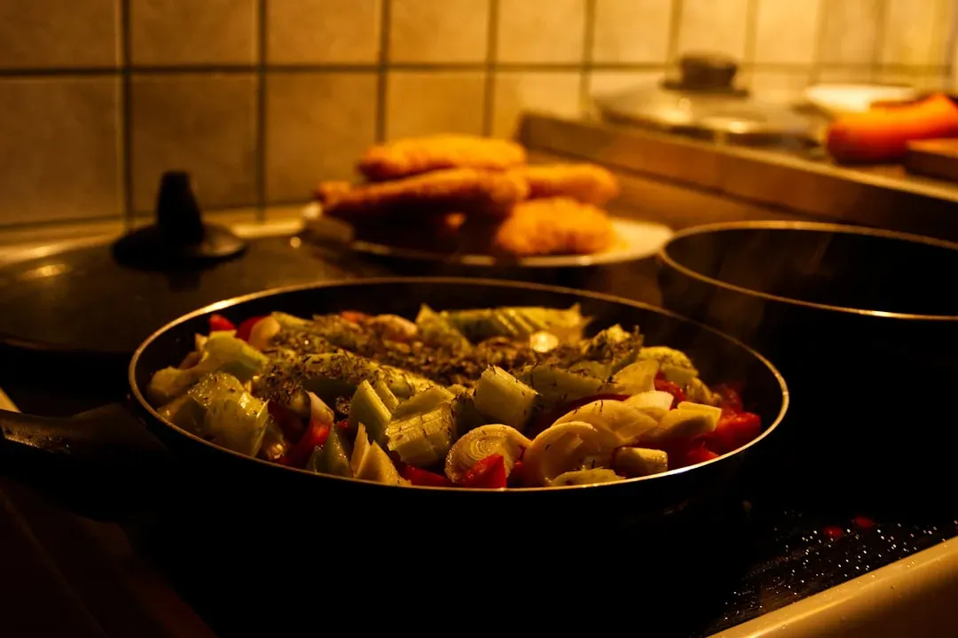 1. Overcrowding the Pan and Killing the Crust (Image Credits: Unsplash)