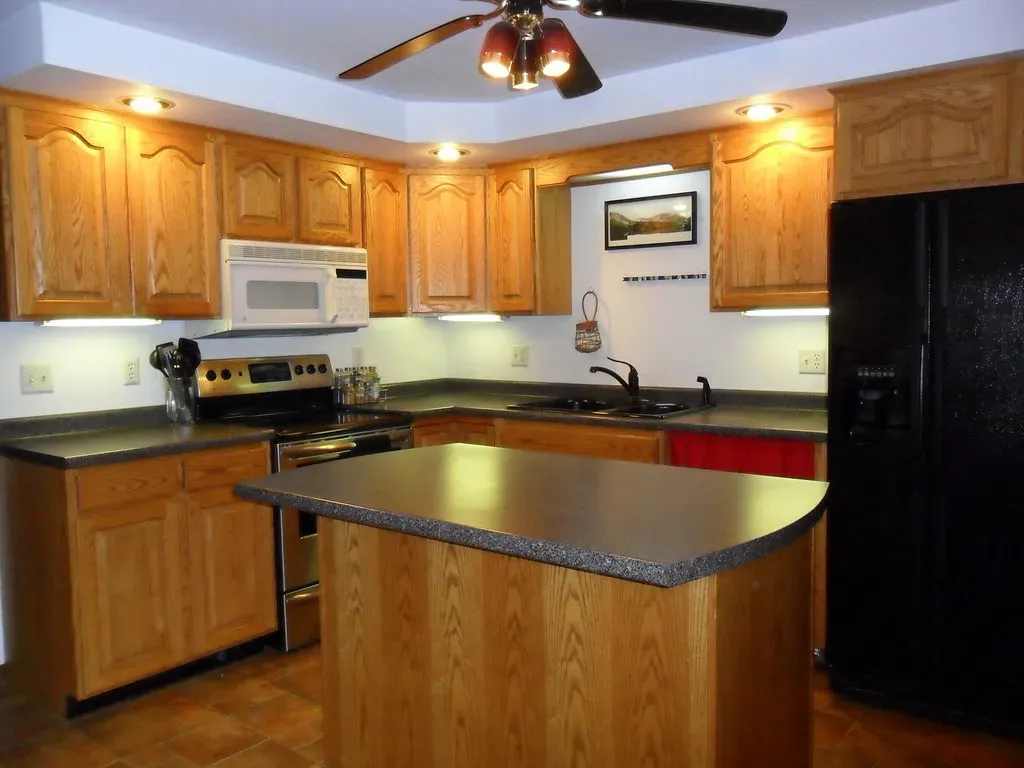 2. Mismatched Appliances That Look Like an Afterthought (maine-homeseller, Flickr, CC BY 2.0)