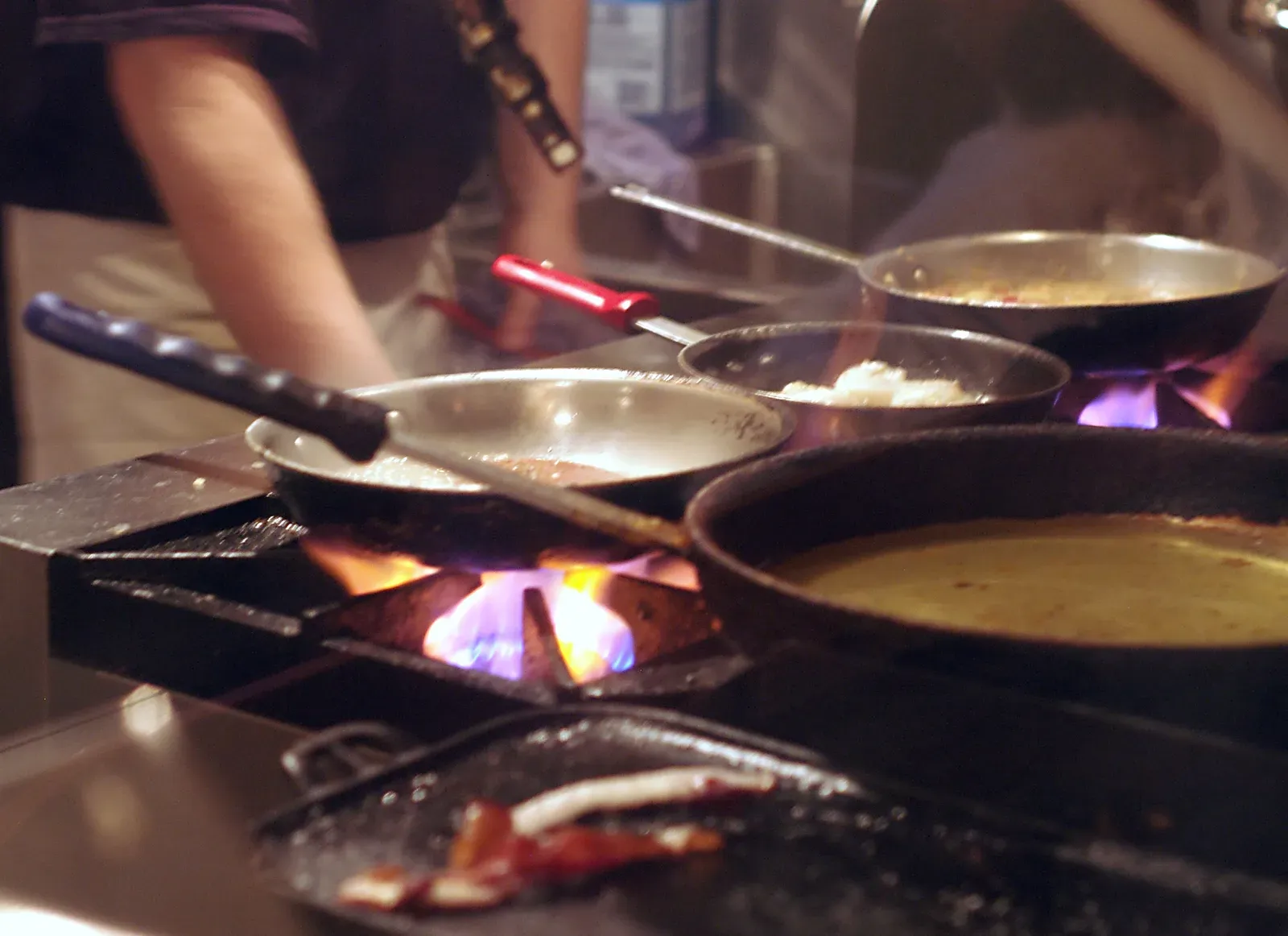 3. You Can Cook Multiple Dishes and Time Them Perfectly (Image Credits: Wikimedia)