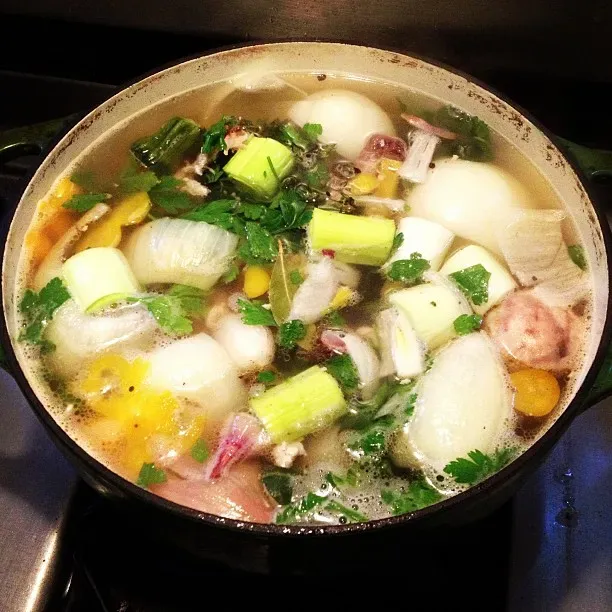 6. Make Stock From Bones and Scraps (Image Credits: Wikimedia)