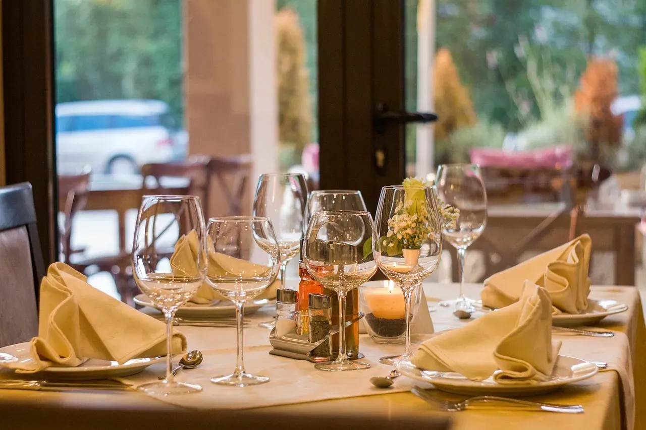 The Table Setting Is the Restaurant's First Report Card (Image Credits: Pixabay)