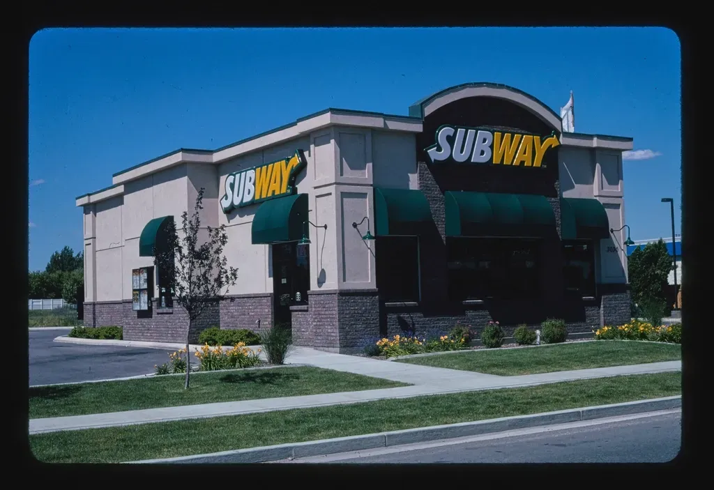 9. Subway - The World's Largest Sandwich Chain Is Shrinking (Image Credits: Rawpixel)