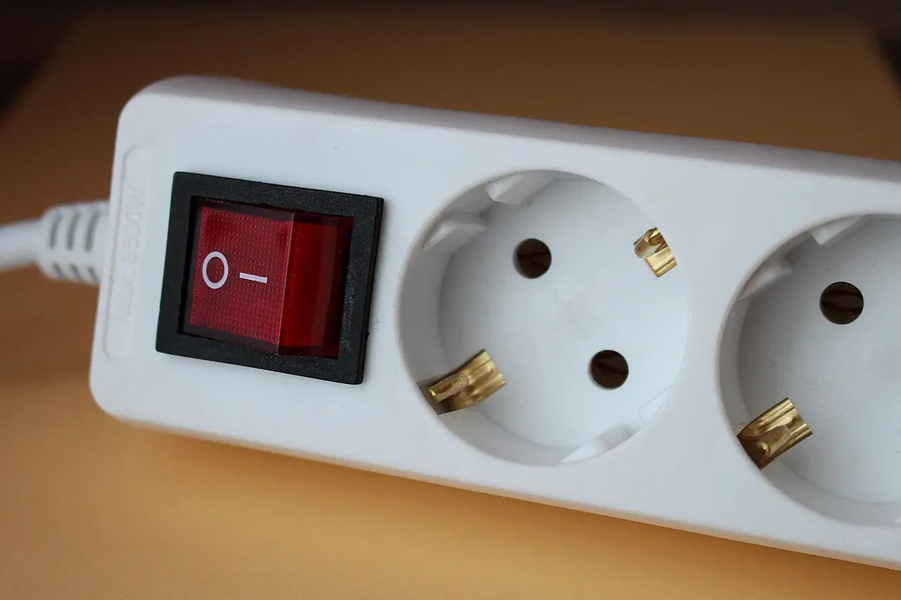 Adding Outlets Without Proper Grounding (Image Credits: Pixabay)