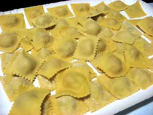 3. Stuffed Pasta (Ravioli, Tortellini, Manicotti) (the Italian voice, Flickr, CC BY 2.0)