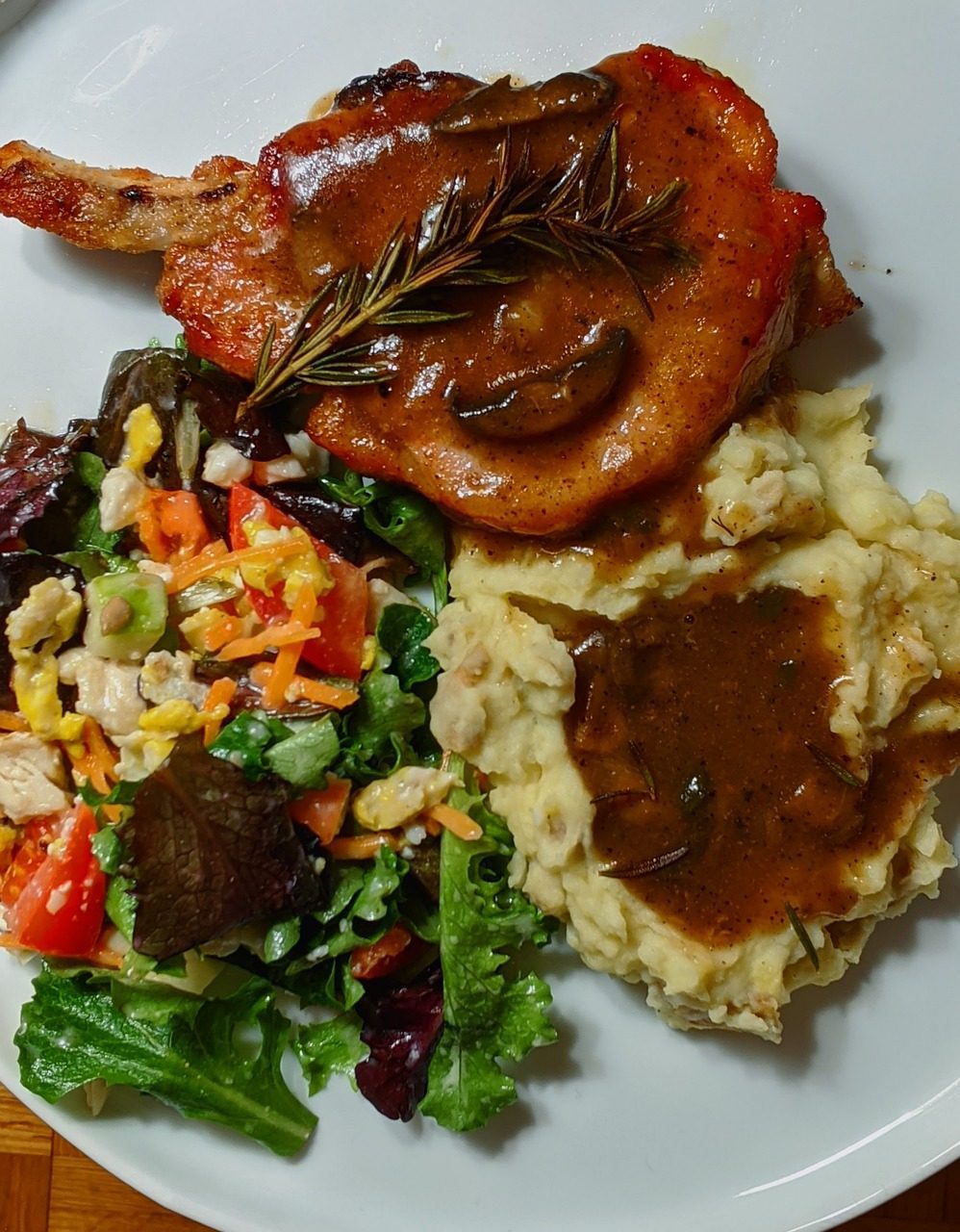 Pork Chops With Gravy and Mashed Potatoes (Image Credits: Pixabay)