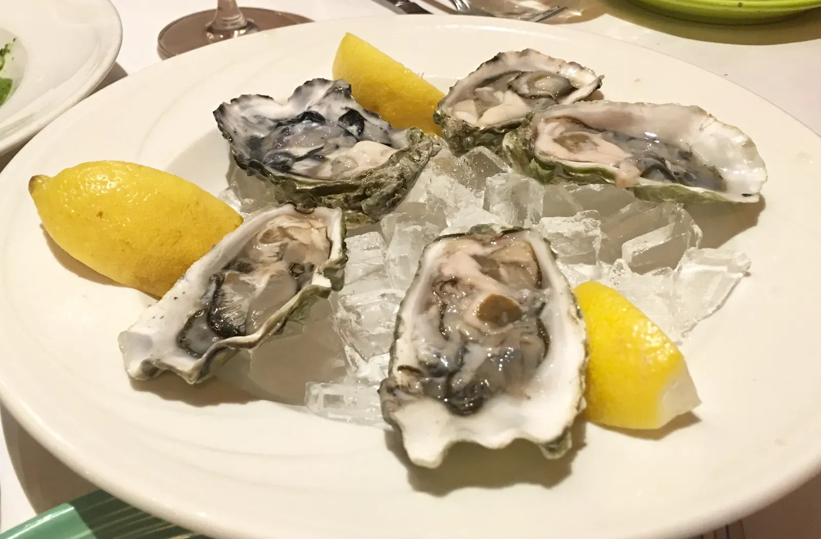 Fresh Oysters: The Perfect Opening Act (Image Credits: Wikimedia)