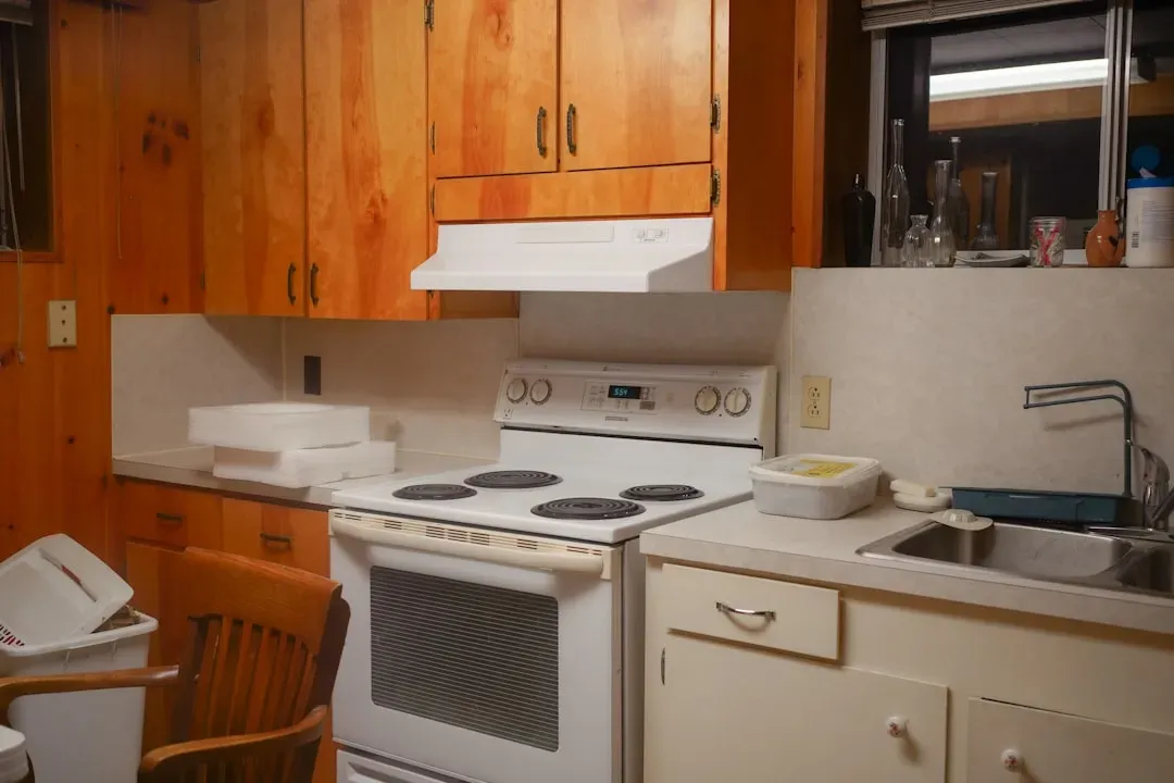 11. Two-Toned Cabinets That Clash With Everything (Image Credits: Unsplash)