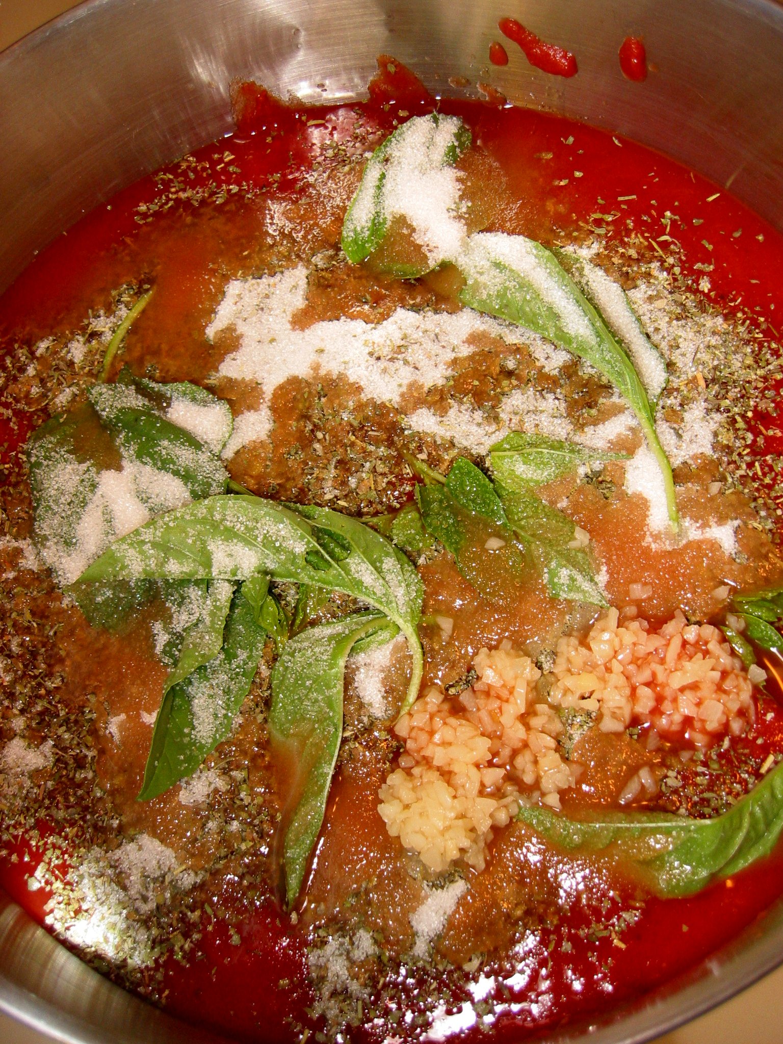 Cooking Pasta and Sauce Separately (image credits: pasta sauce, CC BY-SA 2.0, https://commons.wikimedia.org/w/index.php?curid=35379175)