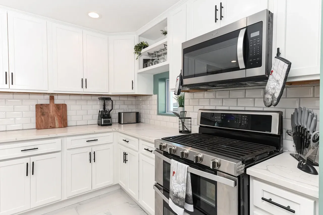 7. The Over-the-Range Microwave: A Smart Space-Saver (Image Credits: Pixabay)