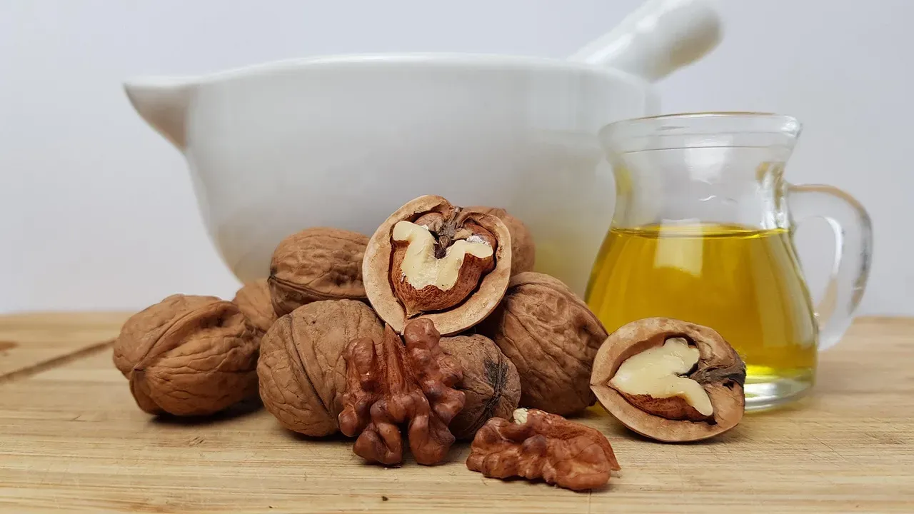 3. Walnut Oil: The Underrated Gem Nobody Talks About (Image Credits: Pixabay)