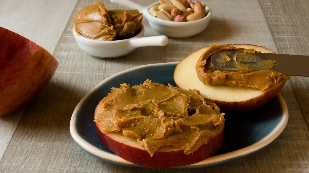 Smart Snack #4: Apples with Nut Butter (Image Credits: Pixabay)
