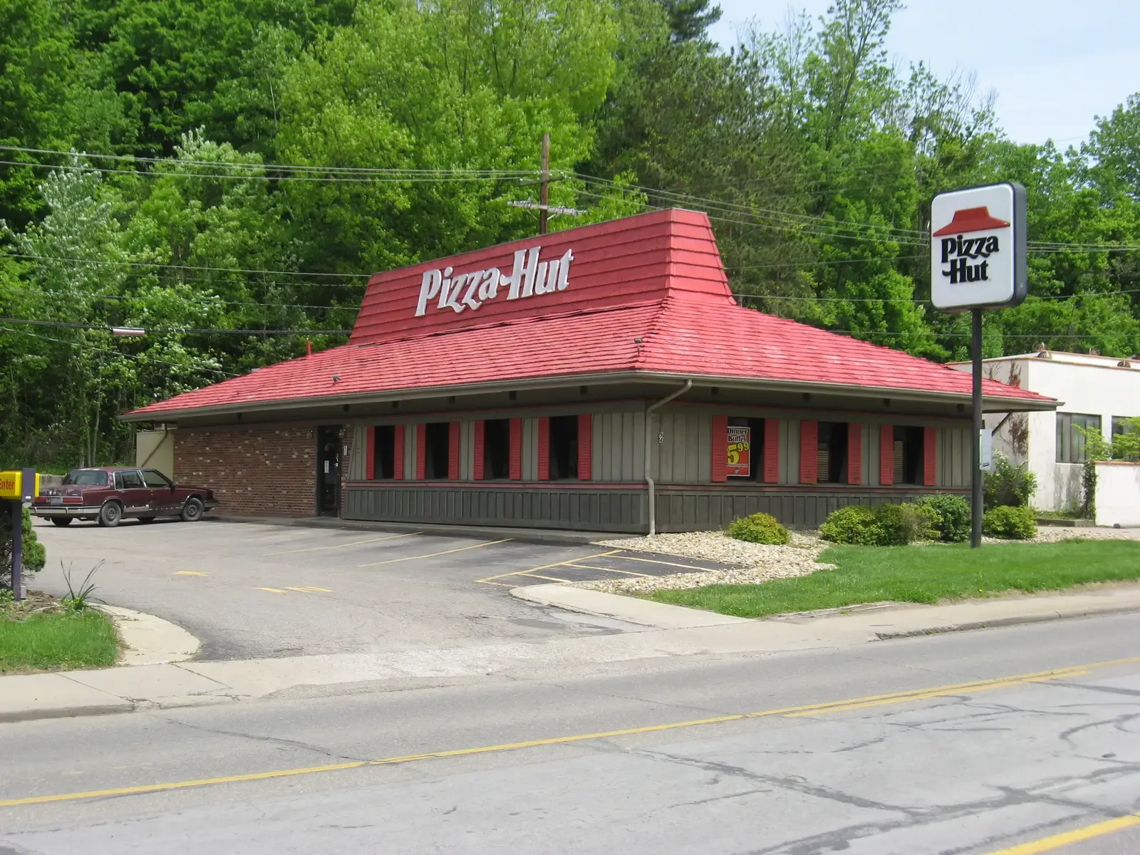 8. Pizza Hut: A Chain Coasting on Old Glory (Image Credits: Wikimedia)