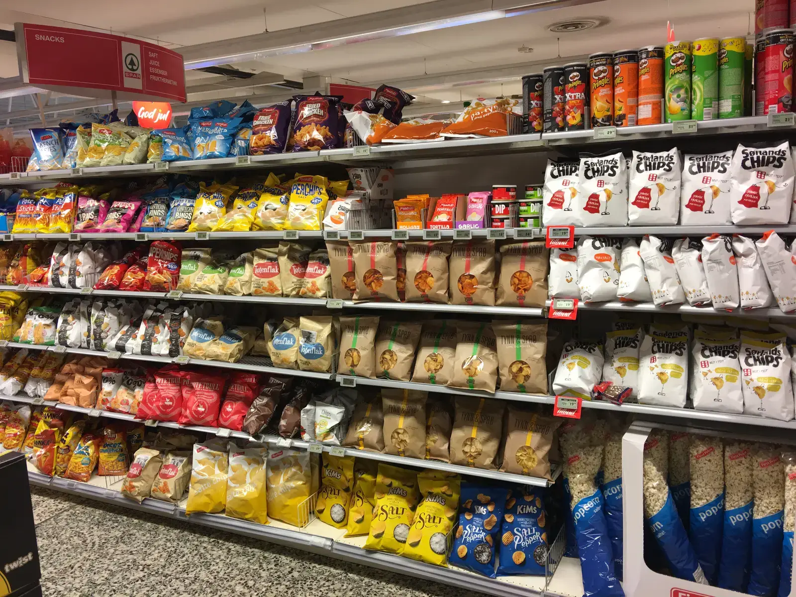 The Snack and Chip Aisle: Engineered for Weakness (Image Credits: Wikimedia)