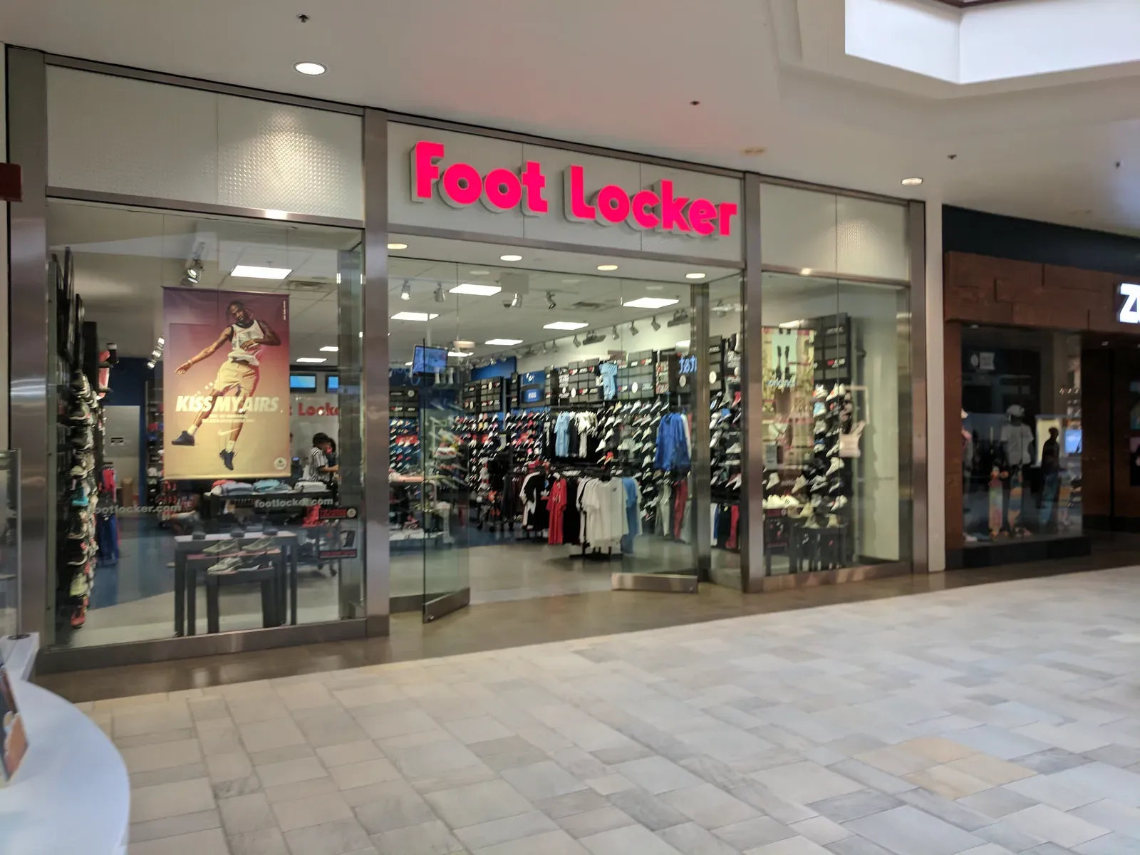 6. Foot Locker: Closing Hundreds While Trying to Reinvent (Image Credits: Wikimedia)
