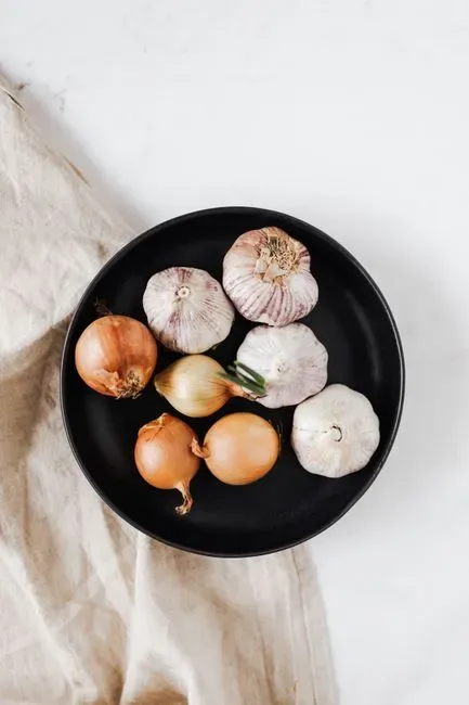 Garlic and onions (Image Credits: Pexels)