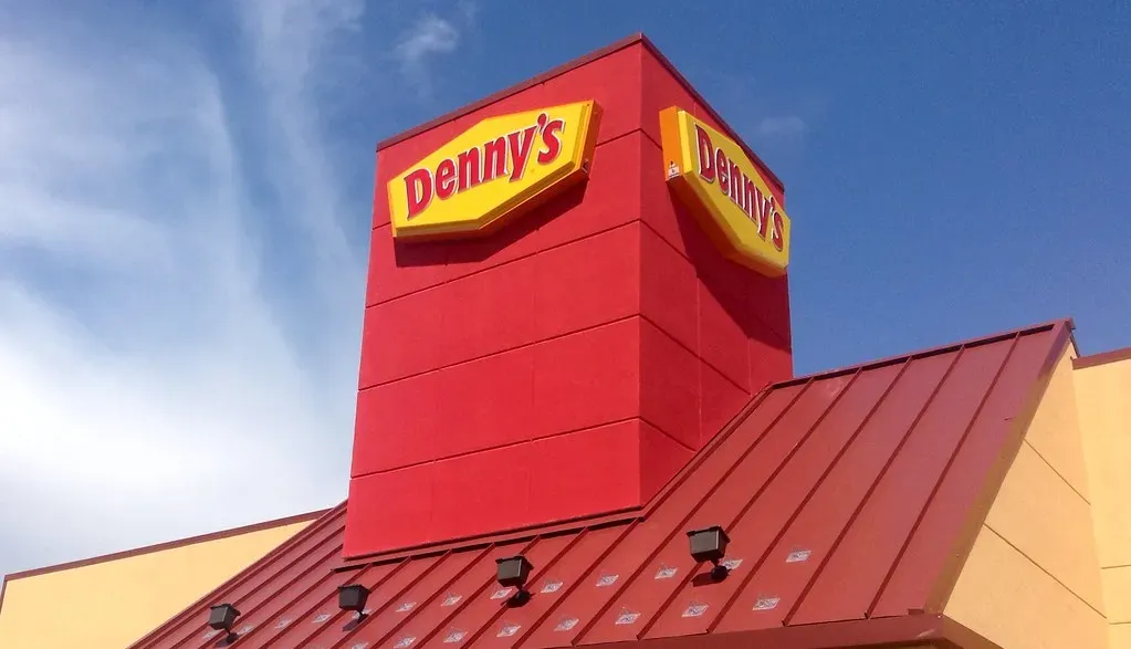 3. Denny's: The All-Night Diner Running Out of Time (JeepersMedia, Flickr, CC BY 2.0)