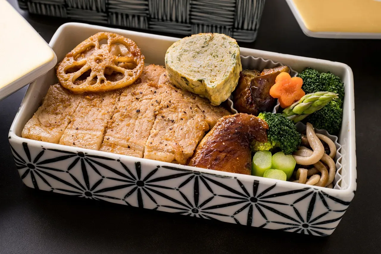 3. Watching What Parents Pack - and What They Eat (Image Credits: Pixabay)