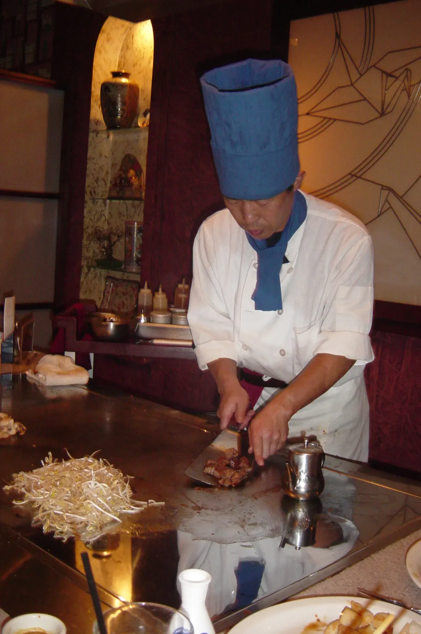 9. Hibachi: Shared Nostalgia and Theatrical Dining Return (Image Credits: Wikimedia)