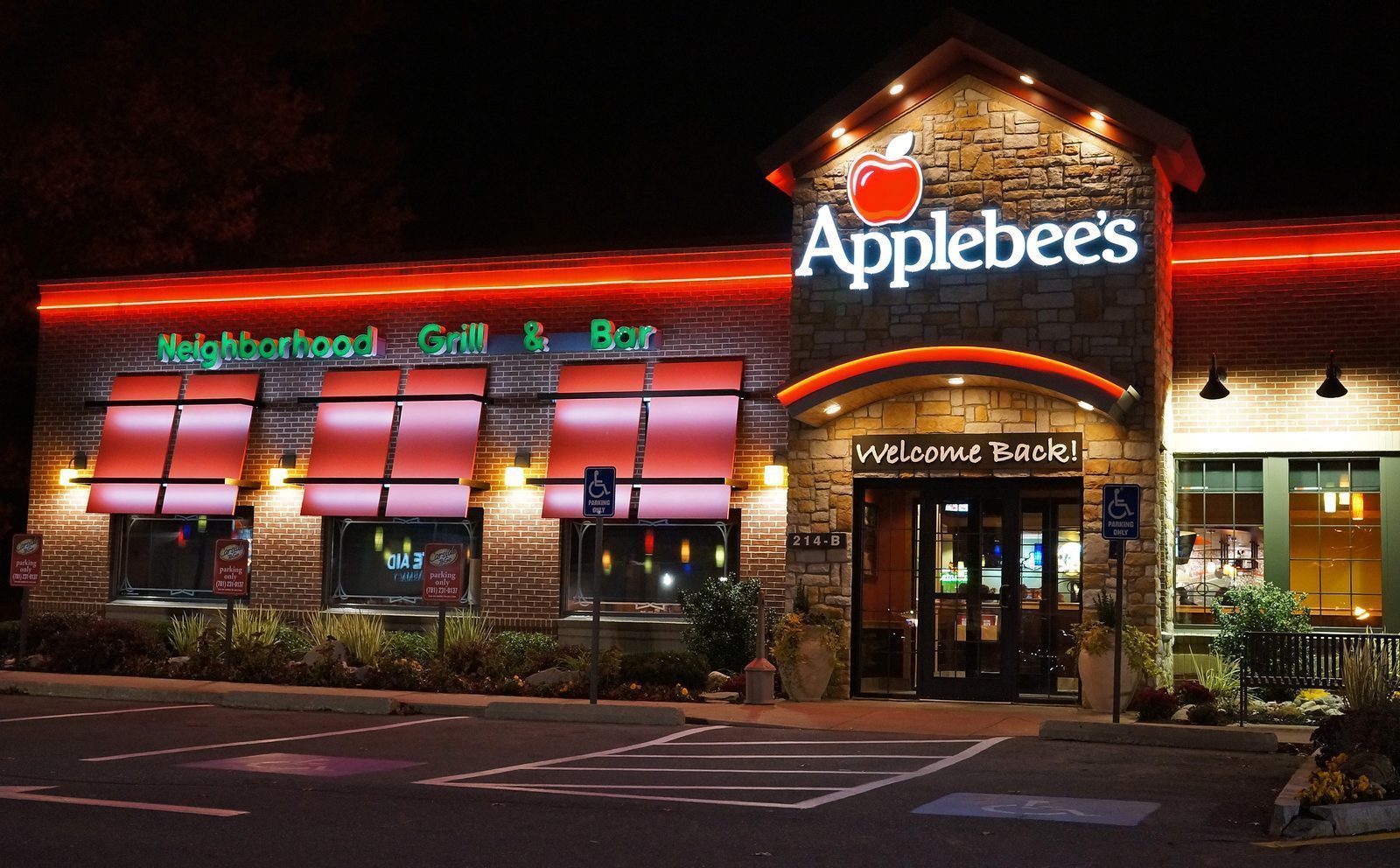 Applebee's - The Neighborhood Grill That Priced Out Its Neighbors (Image Credits: Wikimedia)