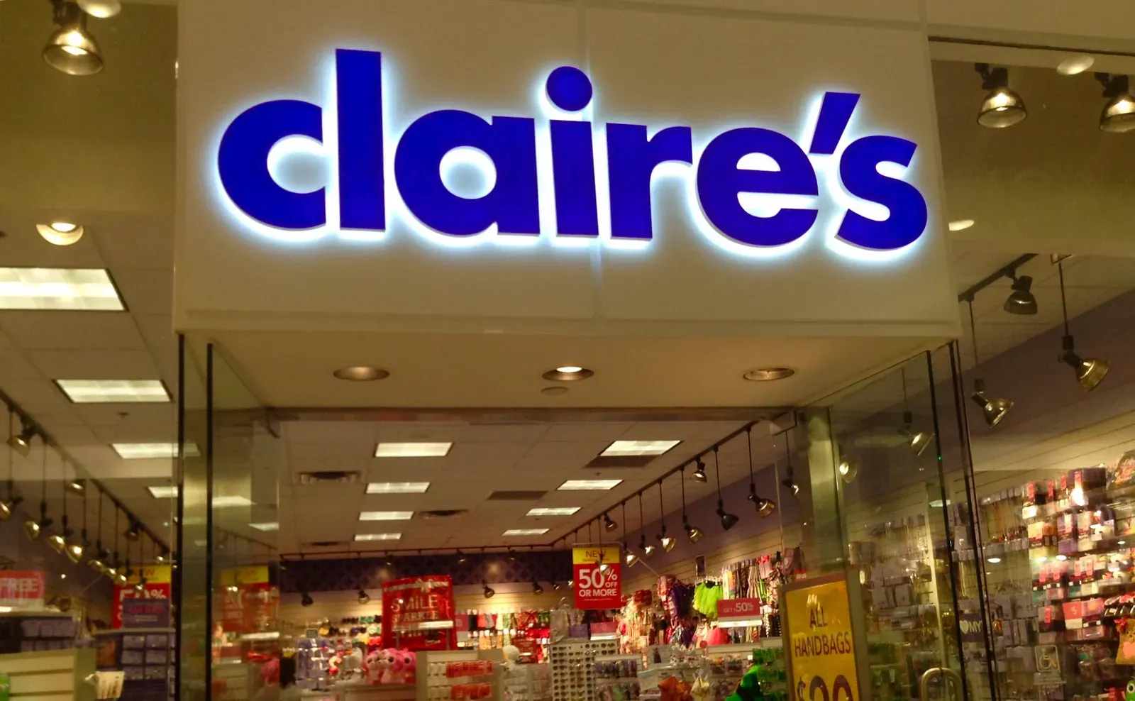 5. Claire's: The Piercing Queen Fighting Her Second Bankruptcy (Image Credits: Wikimedia)