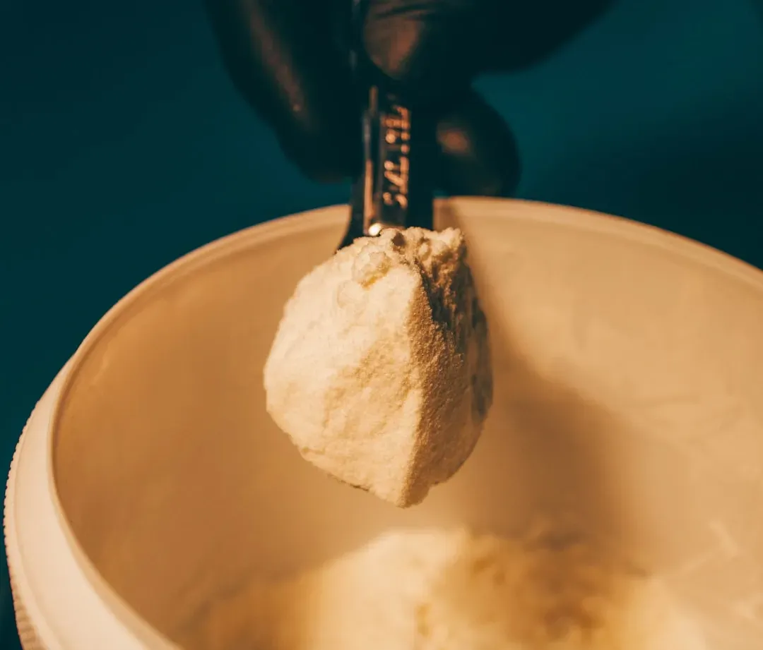 Choosing between baking soda and baking powder (Image Credits: Unsplash)