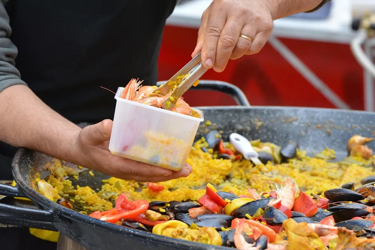 1. Paella in Spain - The Rice Dish That Rarely Tastes Like Spain Anymore (Image Credits: Pixabay)
