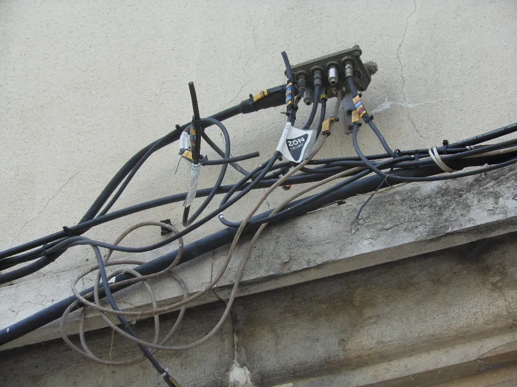 Splicing Wires Outside Junction Boxes (Image Credits: Flickr)