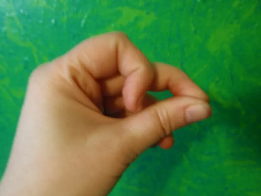 4. Snapping Fingers or Shaking a Glass for Attention (SidewaysSarah, Flickr, CC BY 2.0)