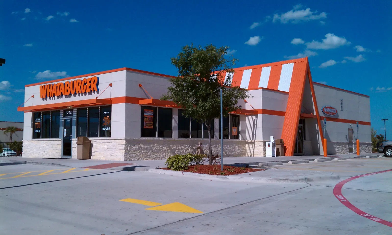 7. Whataburger: Texas-Sized Cleanliness Standards (Image Credits: Wikimedia)