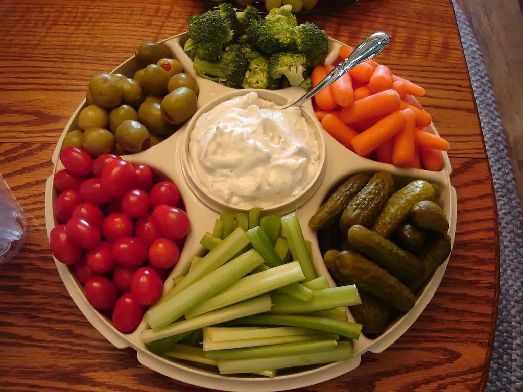 6. Hummus with Raw Veggies (Image Credits: Flickr)