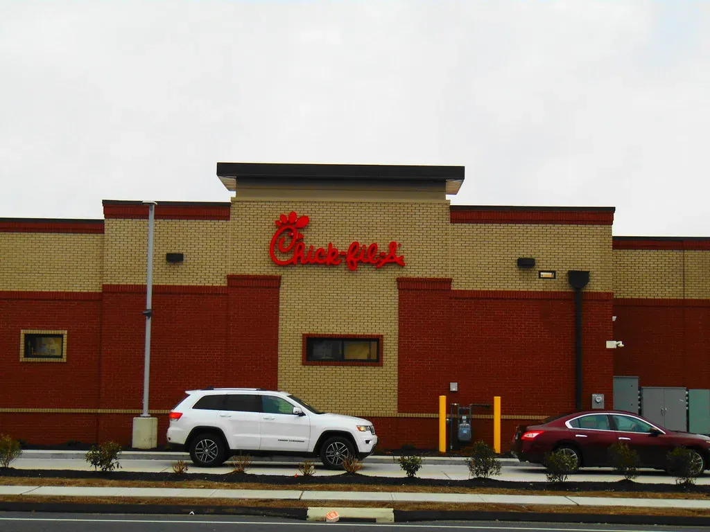 1. Chick-fil-A: The Gold Standard of Chain Cleanliness (Image Credits: Flickr)