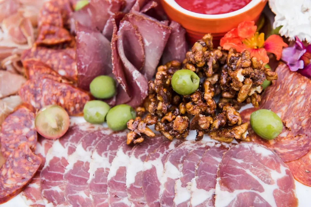 1. Processed Meats: Bacon, Bologna, Sausage, and Hot Dogs (Image Credits: Unsplash)