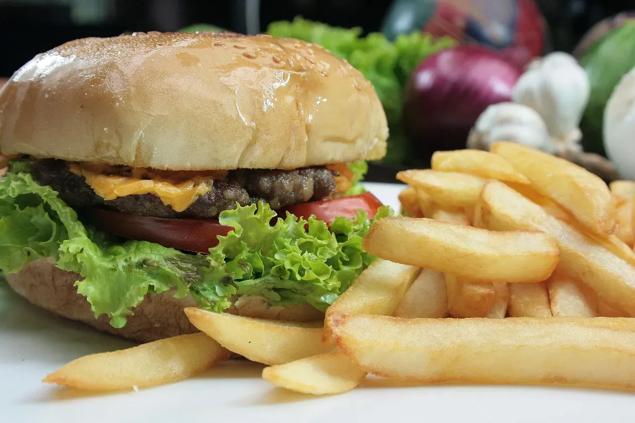 4. Five Guys Cheeseburger and Fries - The Combo That Topped the Unhealthiness Charts (Image Credits: Pixabay)