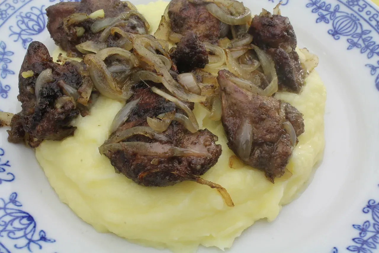 1. Liver and Onions (Image Credits: Pixabay)