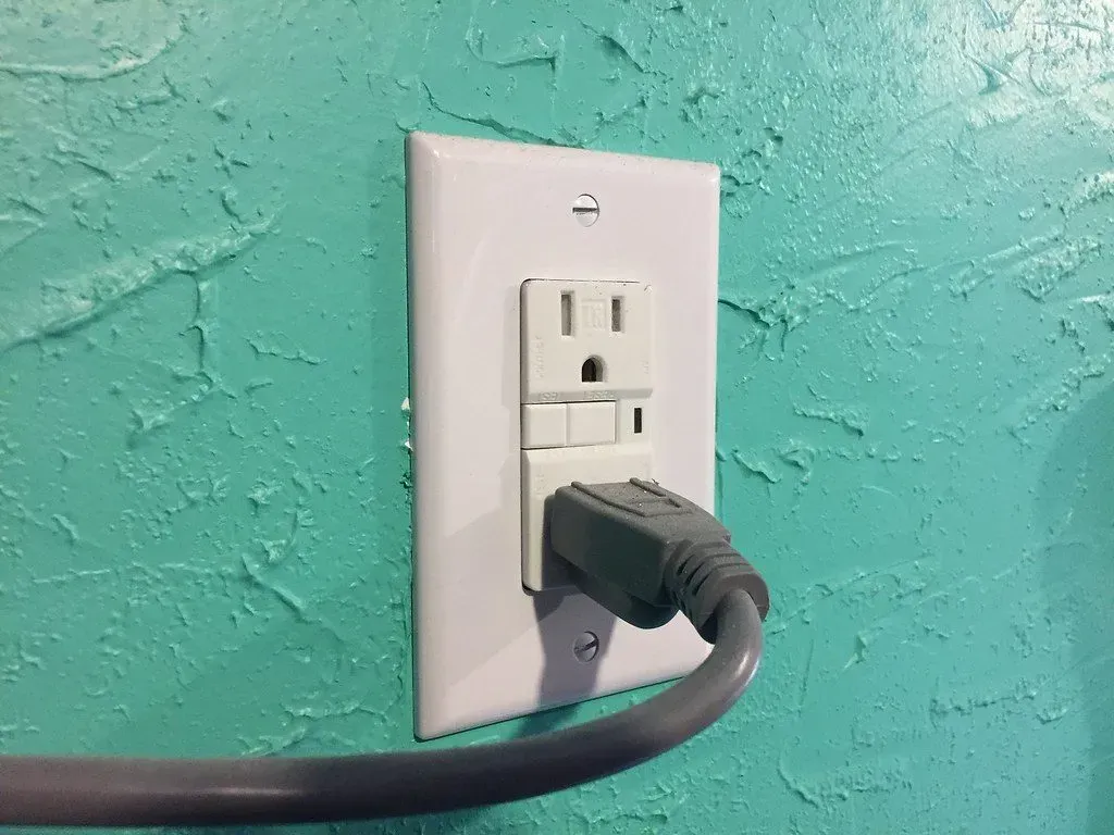 Missing or Improperly Placed GFCI Outlets (Image Credits: Flickr)