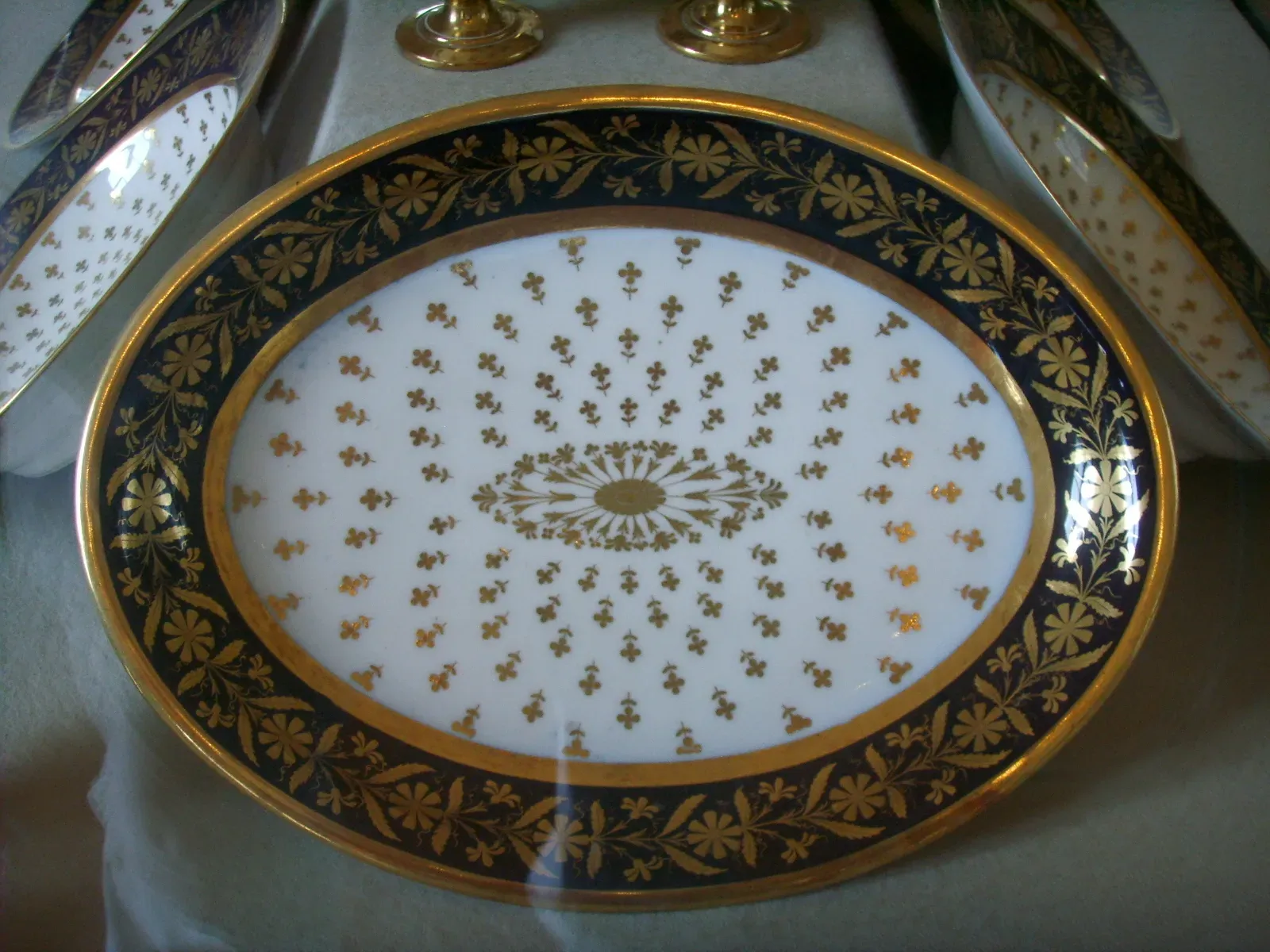 2. S&egrave;vres Porcelain: Born in the Palace of Versailles (Self-photographed, CC BY 2.5)