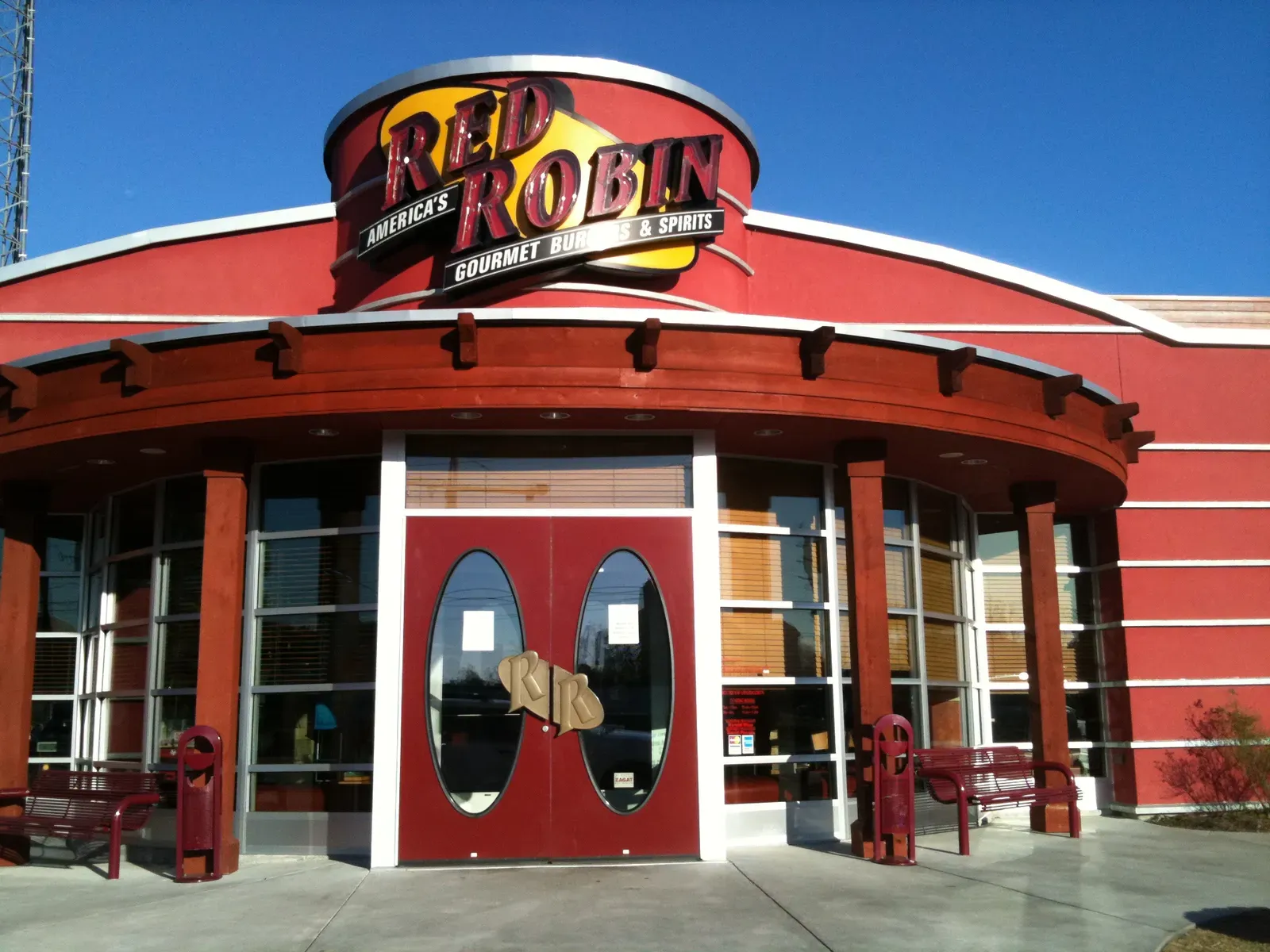 4. Red Robin: Bottomless Fries, Shrinking Future (Image Credits: Wikimedia)
