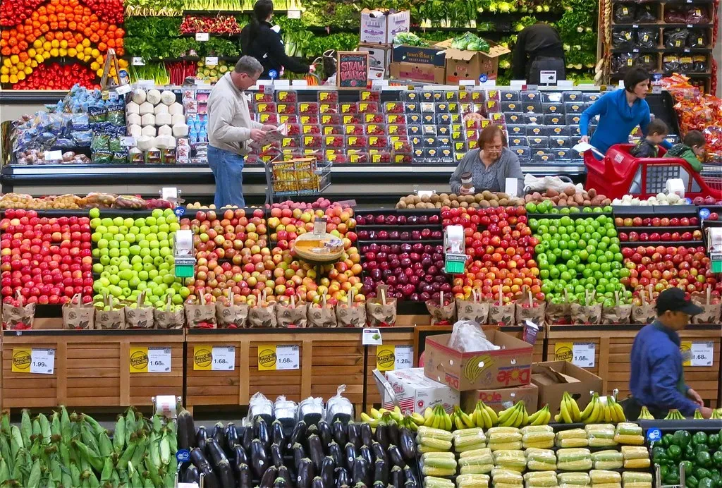 4. The Fresh Produce Section at the Entrance Is a Mood Trick (Dean Hochman, Flickr, CC BY 2.0)
