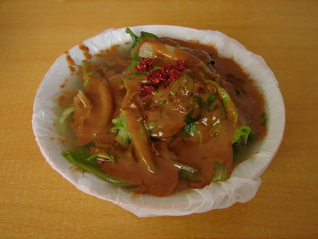 4. Hot Leftovers and Freshly Cooked Meals (Image Credits: Flickr)