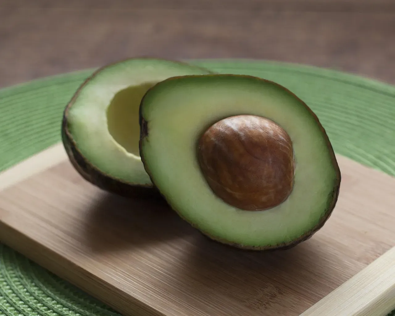 8. Avocado: Healthy Fats That Support Cholesterol Balance (Image Credits: Pixabay)