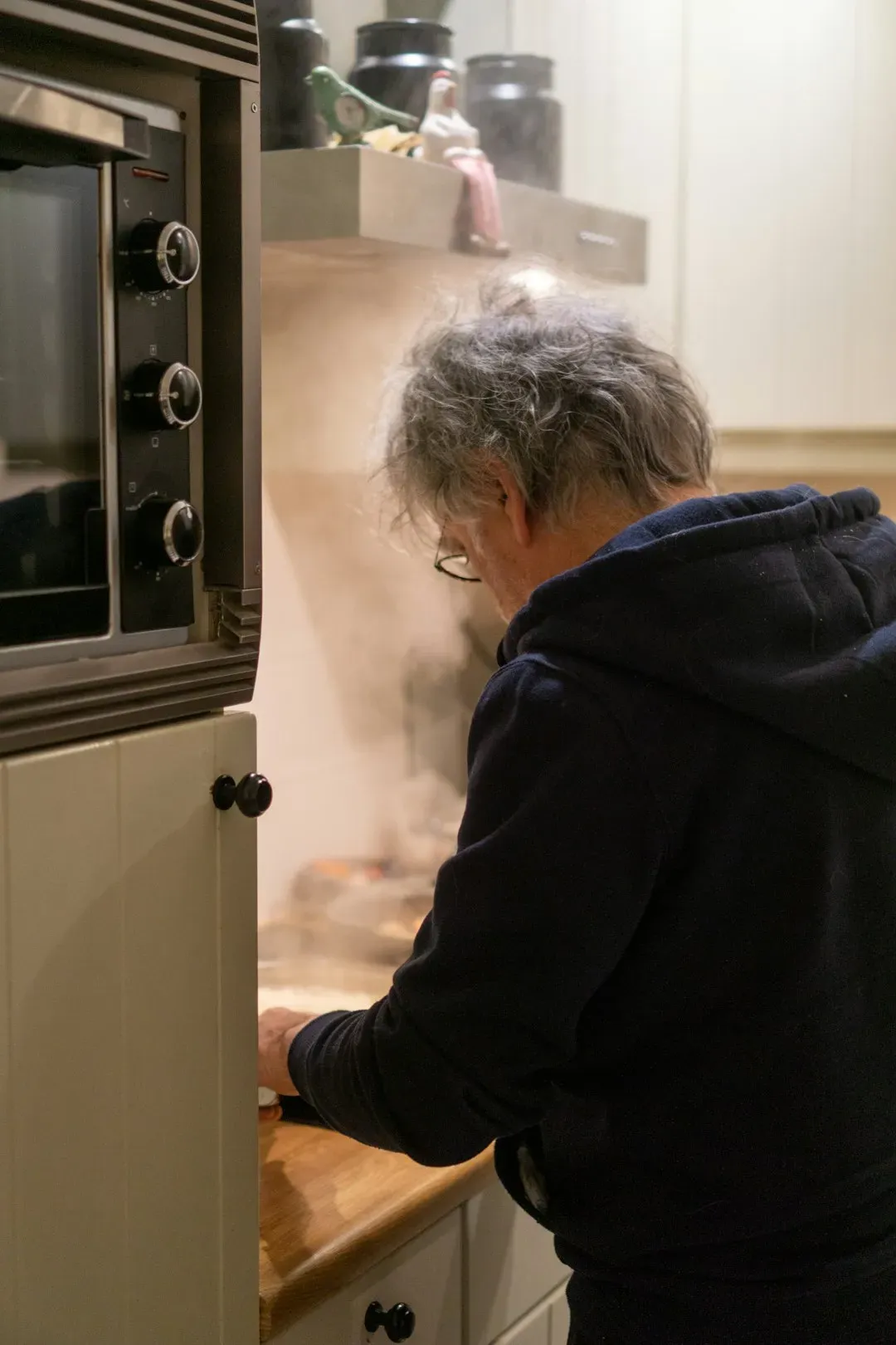 2. Why the Kitchen Becomes Riskier After 60 (Image Credits: Unsplash)
