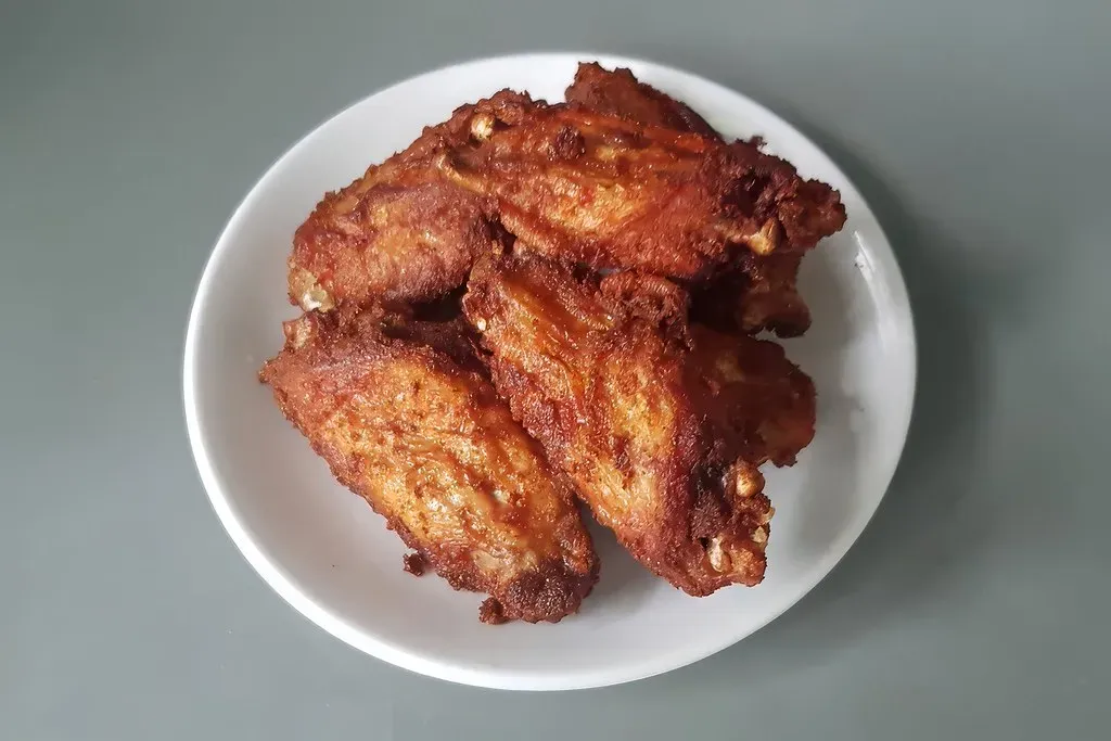 8. Pizza Chain Chicken Wings (Image Credits: Flickr)