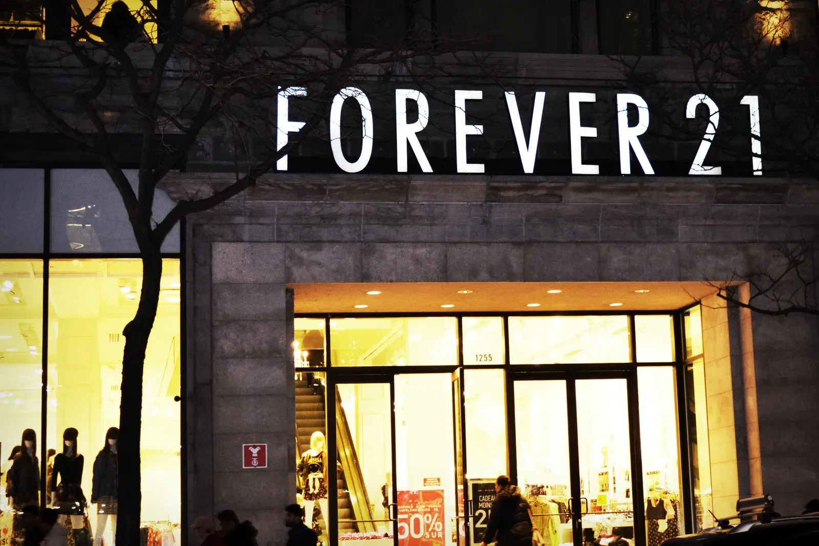 8. Forever 21: The Fast Fashion Dream That Crashed Hard (Image Credits: Wikimedia)